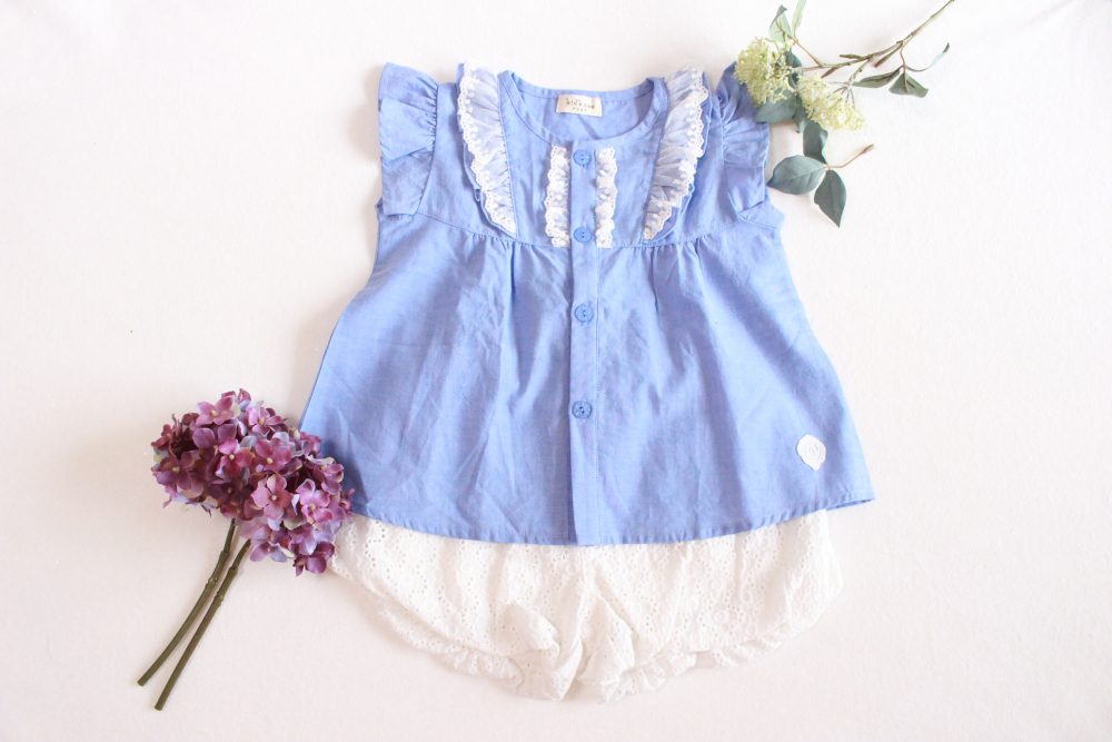 【２歳の女の子】ブルーのトップスと白のショートパンツで爽やか夏コーデ♡